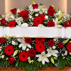 Centro funebre rojo y blanco